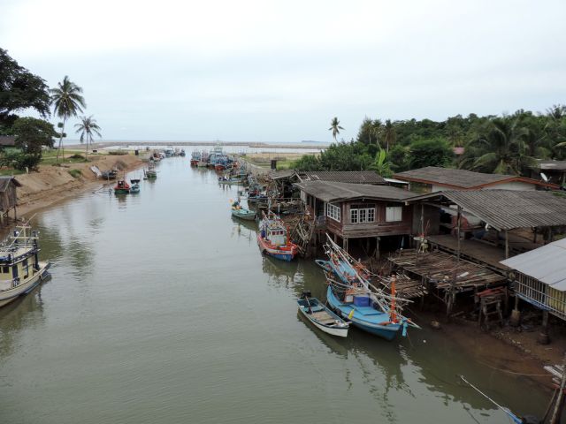 Der Fischerhafen von Tambon Saphili.